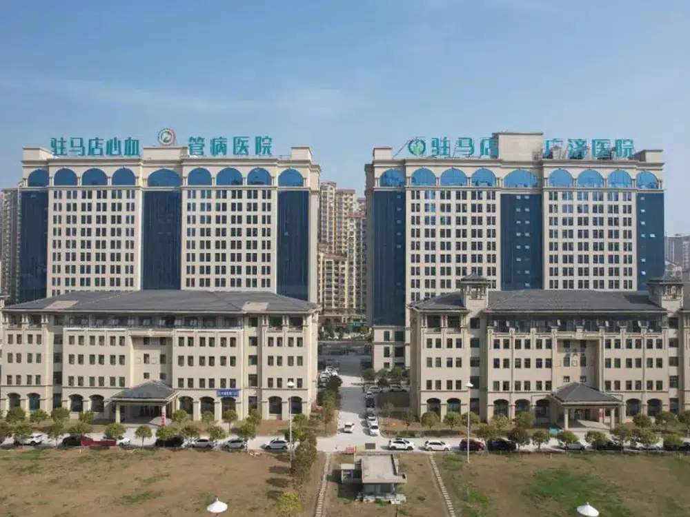 Exterior view of a major hospital complex, showcasing OSIDEK's extensive project experience in turnkey medical cleanroom and operating room engineering.